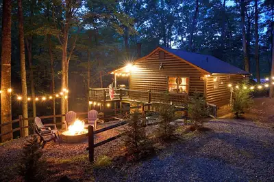 Image de Private Mountain Oasis with indoor Fireplace, Hot tub and Firepit; Dog Friendly!