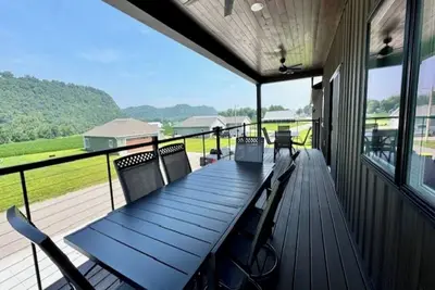 Image de River Bluff Getaway– Upper 3br/2ba Upper Level Unit with Gorgeous Deck Views