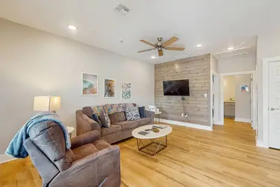 Image de Cozy coastal home with shared pool, stocked fishing pond - patio & Bbq