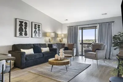 Image de Beautiful lake view condo w/ indoor+outdoor pools, pickleball- marina nearby