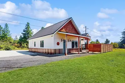 Image de Charming new-build mountain retreat with panoramic views, gas fire table, trails