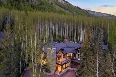Image de Sunburst Chalet by Vail Butler - Gore Range views, next to bike path, 6 mins to ski Vail
