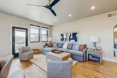 Image de Lakeview Condo with fireplace, gas grill & w/d - close to skiing, hiking, & lake