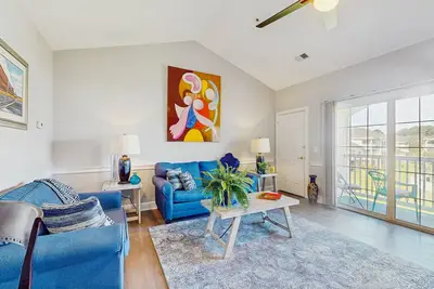 Image de Charming condo with balcony, W/D, pool, close to beach & golf
