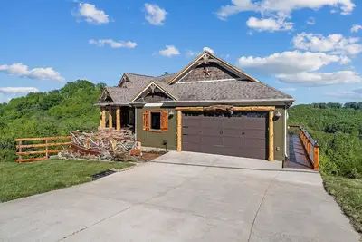 Image de Cedar Lakeview Cowhide Cabin Hot Tub
