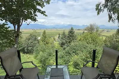 Image de The Nest | Family-Friendly Carriage House, Hot Tub & Stunning Chilliwack Views