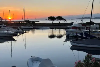 Image de Maison Port Grimaud avec amarrage, vue mer et plage privative à moins de 200m.