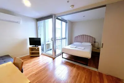 Image de 1br Apartment for 3 | Queen Bed + Sofa | Central Melbourne