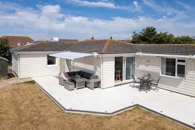Image de 3-Bed Beach Bungalow & Garden, 150m to Sea