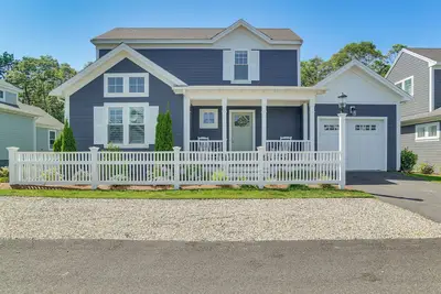 Image de 2 Mi to Public Beach Access! Cape Cod Family Home