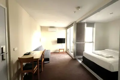 Image de 1-Bedroom Cbd Apartment | Sleeps 3 | Queen + Sofa Bed