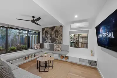 Image de Bright 2-Bed New Farm Apartment with Private Patio