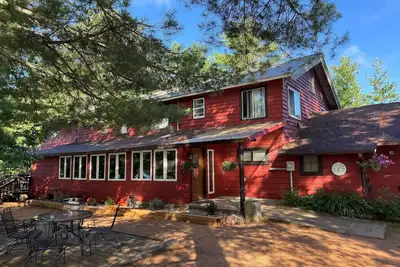 Image de Historic Lake Lodge | Peninsula Views | Laundry Room | Gourmet Kitchen + Beach