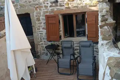 Image de Maison de village avec terrasse sur ruelle pietonne. . . village médiéval rural.