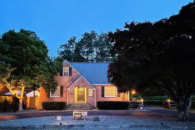 Image de Valley Brickhouse - Hot Tub, Trails, Ev Charger - 1 mile to Downtown