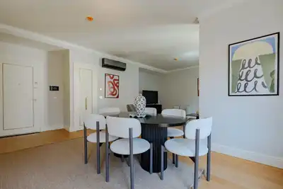 Image de Lovely 3-bedroom duplex with Ac, 2 baths, free parking, near Taksim in Istanbul