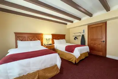 Image de Modern Retreat w/ Gym & Pool Access | Walk to Landmarks & Local Eats | 3 Units