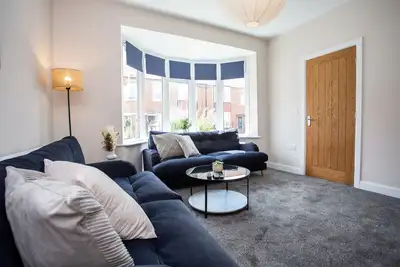 Image de Welcome to Haughton Terrace, a spacious and stylish home in Blyth, perfect for families or groups of up to 9 guests. Enjoy modern comforts, 5 cozy bedrooms, 2 bathrooms, and easy access to the coast and local amenities.