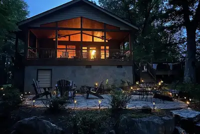 Image de Simply Serene: Cozy Cabin, Wifi, Ac, HotTub, Firepit, Covered Deck, Dog Friendly