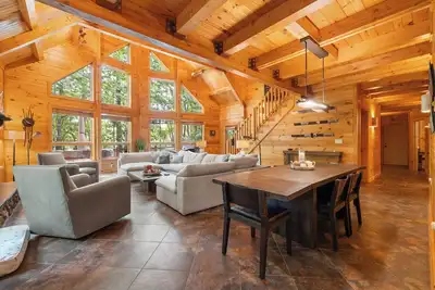 Image de New Rental! Tranquil lake-front log home on Lake Anna w/ hot tub, fire pit