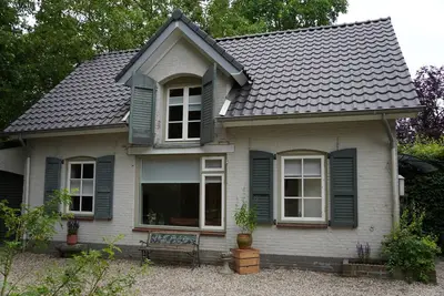Image de Greener greener greenest! Cozy 4 person coach house with spacious garden in the Betuwe