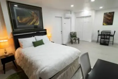 Image de # 52 Lakeside In law suite.