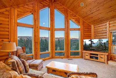 Image de Luxury 2400 sqft Log Cabin! Panoramic views, game room, tiki bar, & Pets!