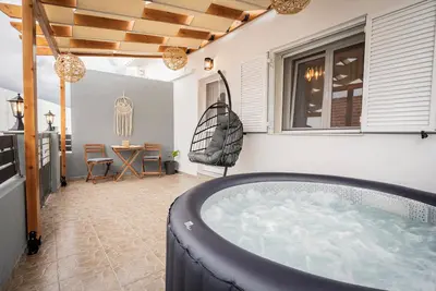 Image de New - Luxury Getaway with Jacuzzi Platanos House - Salakos