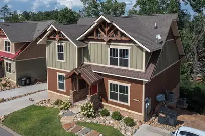 Image de 3br, hot tub, screened porch.