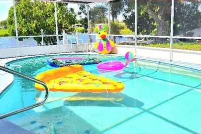 Image de #55 The Lakeside Oasis Pool Home by Joyful Moments