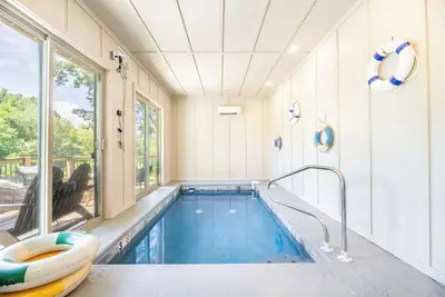 Image de *Pet-friendly 3bd+Loft w/ Pool! Hot Tub + Near Lake! *