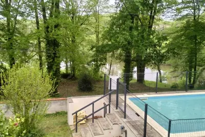 Image de o fil de l eau\nMaison cosy en bord de rivière et dans la foret