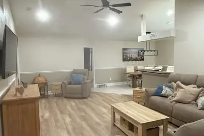 Image de Spacious, quiet and convenient home. A perfect fit for anyone.