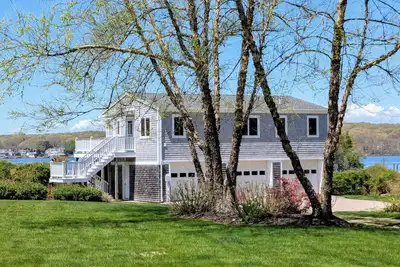 Image de Waterfront home on Quonochontaug Pond with private beach access