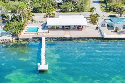 Image de 3/2 Gulf Views with dock and pool. Pets welcome under 30pds.