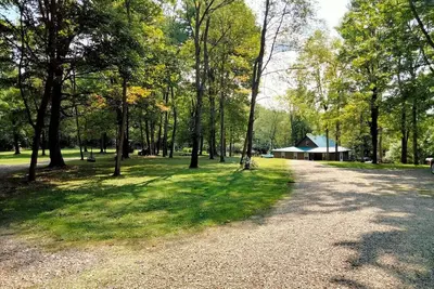 Image de \"Hideaway Cabin\" that sits on 10 secluded acres.