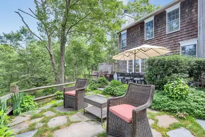 Image de Charming East Hampton Cottage with Lush Gardens & Indoor-Outdoor Living