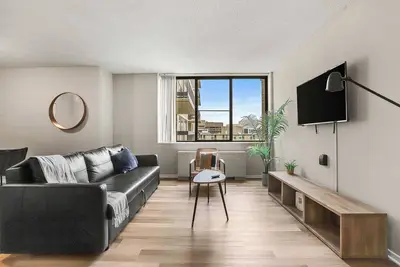 Image de Contemporary Apt in Crystal City – Fitness Center