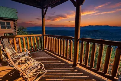 Image de Cozy Log Cabin w/ Hot Tub, Games & Views