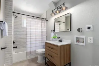 Image de Bright and Airy Upper level unit of multi family Home