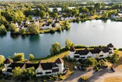 Image de Swans Rest Lakeside Retreat with Kayaks & Hot Tub