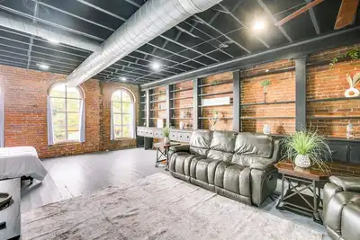 Image de Walk to River + Shops: Downtown Hannibal Loft