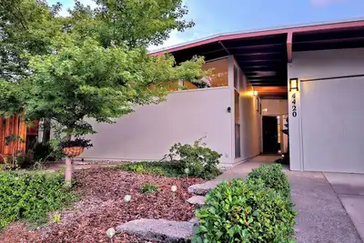 Image de Exclusive Mid-Century Modern Retreat with Private Park & Pool Access