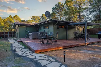 Image de Minutes to Midtown + Hot Tub + King Beds