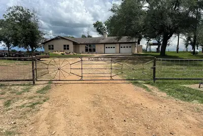 Image de Windy Hill Farmhouse- Peaceful retreat in Caldwell, Tx