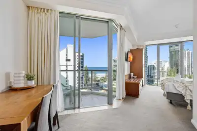 Image de Comfy Interconnecting 2 Bedroom Unit at Legends