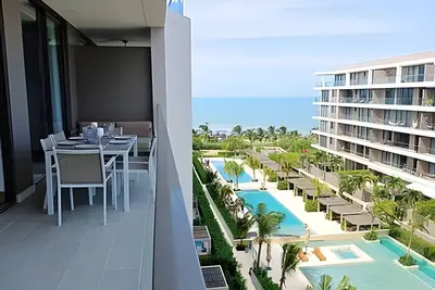 Image de Luxury and privacy, view and direct exit to the sea!
