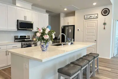 Image de Newly Built 4br / Home Fully Furnished / Quiet & Safe Neighborhood-Close to All