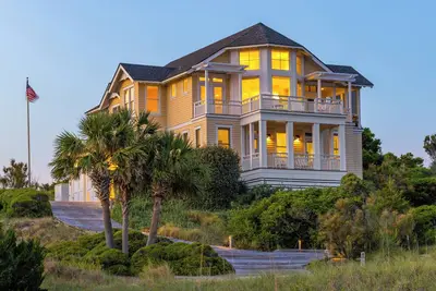 Image de Crowning Bald Head's Dune Ridge, this five-bedroom, 4. 5-bath Executive Retreat Has It All