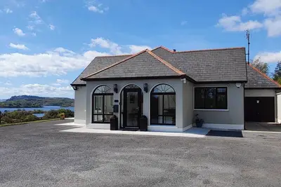 Image de Serene Lakeside 4-bedroom house in Cornamona